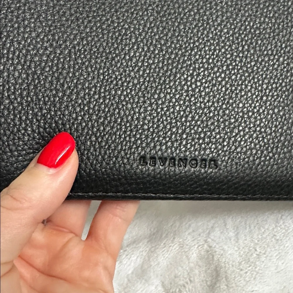 LEVENGER Black Leather Folio